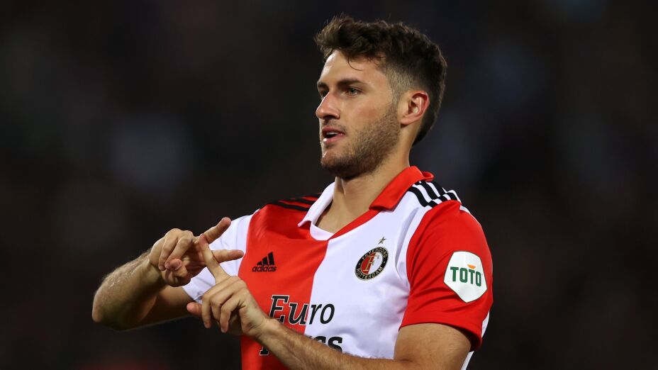 Santi Giménez no para de anotar y se ha convertido en nuestro talento más importante. ¿Cuál es la clave de su éxito? ¿Por qué se ha adaptado tan fácilmente? Hablé con su entorno para enterarme de sus secretos. Den click para bajar <a href="/OneFootball/">OneFootball</a> y leer bit.ly/40eNfnY