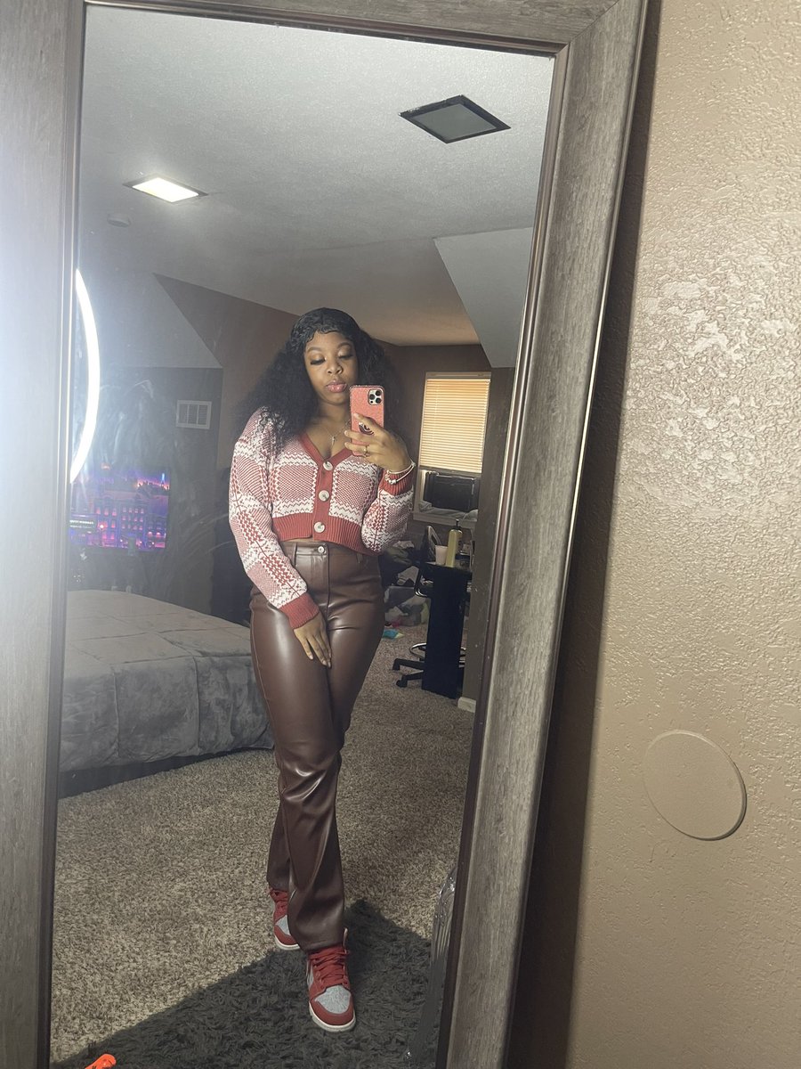 niya_lon's tweet photo. @rromannnn_ Hey y’all I’m lon aka L.A I’m bio major ❤️❤️ https://t.co/n8W6bcTRUA