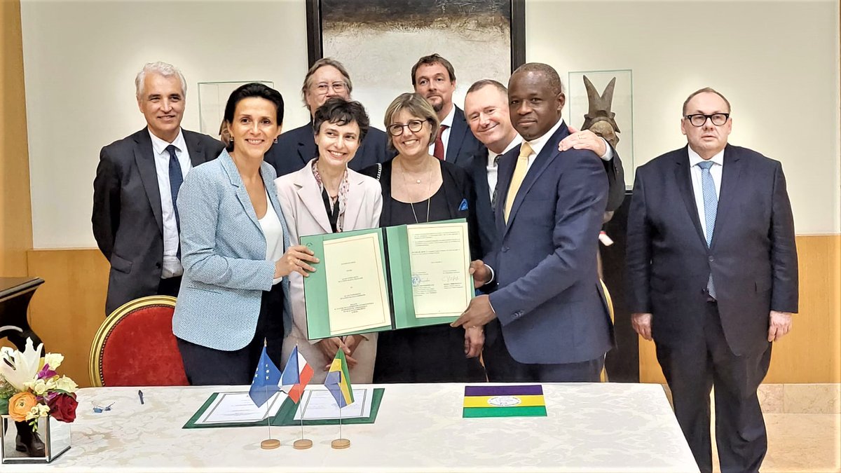 VanthommeH's tweet photo. Le #Cirad renforce sa présence au #Gabon avec la signature d’un accord de siège le 2 mars 2023, au Palais Présidentiel de Libreville en marge du #OneForestSummit. Plus d’infos : https://t.co/dAUELiL86g https://t.co/dUZ9PXNSpK