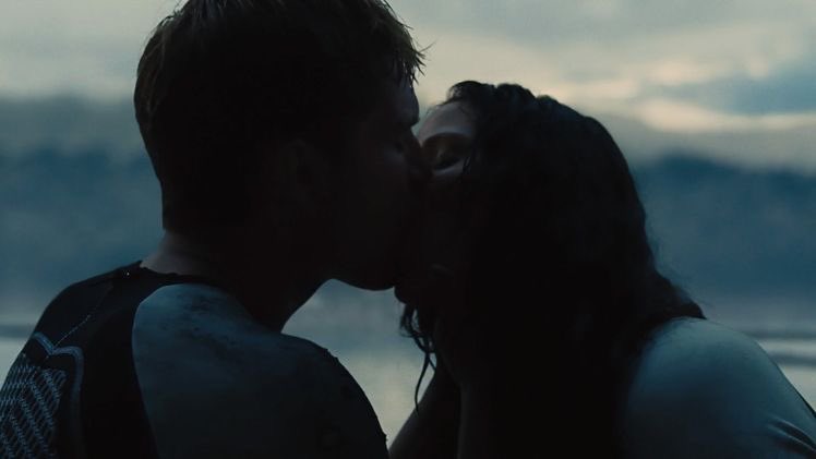 lovedyoutruly's tweet photo. taylor swift saw the hunger games trending and knew she had to feed everlark nation.... i know that's right ! https://t.co/Hi37sDtFgT