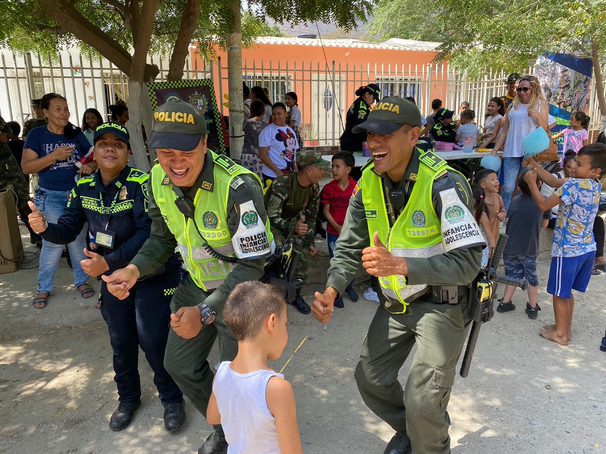 PoliciaStaMarta's tweet photo. Realizamos intervención en el barrio #ElPando llevando nuestra oferta preventiva y operativa en coordinación con @ejercito_div1 trabajamos articuladamente por la seguridad de los samarios. #EsUnHonorSerPolicía #DiosYPatria https://t.co/Jl8du0n5sJ