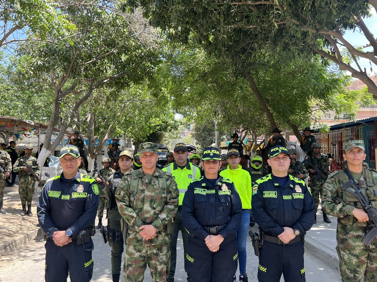 PoliciaStaMarta's tweet photo. Realizamos intervención en el barrio #ElPando llevando nuestra oferta preventiva y operativa en coordinación con @ejercito_div1 trabajamos articuladamente por la seguridad de los samarios. #EsUnHonorSerPolicía #DiosYPatria https://t.co/Jl8du0n5sJ