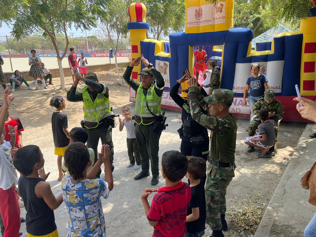 PoliciaStaMarta's tweet photo. Realizamos intervención en el barrio #ElPando llevando nuestra oferta preventiva y operativa en coordinación con @ejercito_div1 trabajamos articuladamente por la seguridad de los samarios. #EsUnHonorSerPolicía #DiosYPatria https://t.co/Jl8du0n5sJ