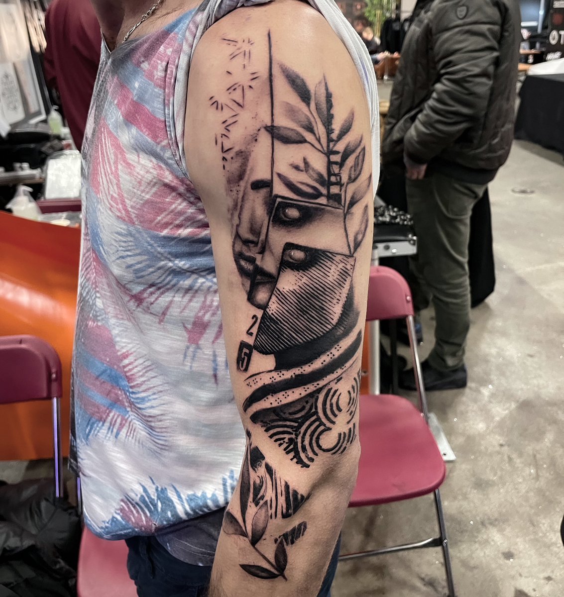 romainblackta2's tweet photo. Done sunday at the Rotterdam tattoo convention https://t.co/TkY78XQKLc