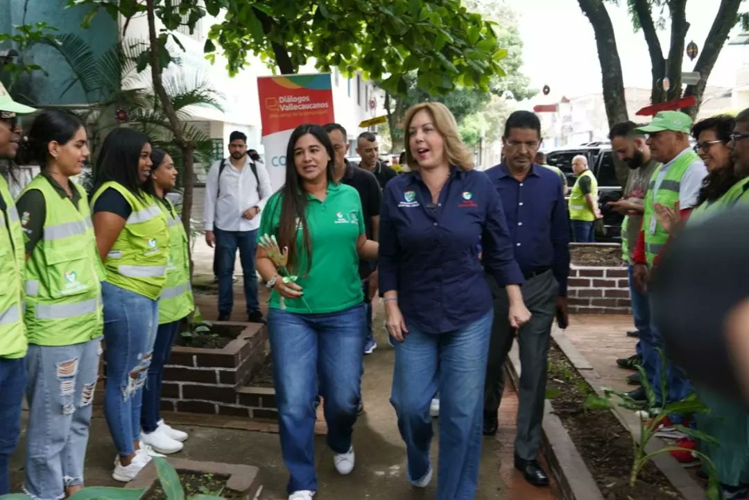 ClaraLuzRoldan's tweet photo. Estos muchachos de la Institución Educativa Hernando Navia Varón de la Comuna 12 de #Cali son unos pilos!!
Ellos mismos están creando conciencia ambiental en el barrio y en su comunidad, y los estamos instruyendo en buenas prácticas con nuestros #GestoresAmbientales 🌳♻️ https://t.co/xYRlyYNLvK