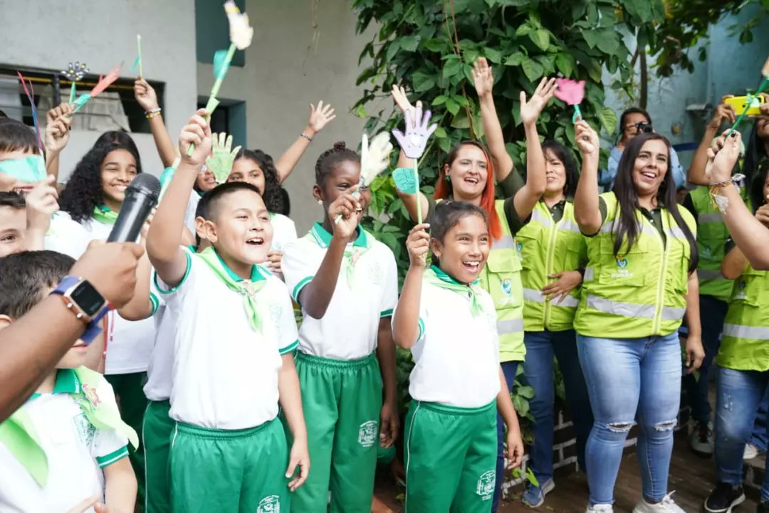 ClaraLuzRoldan's tweet photo. Estos muchachos de la Institución Educativa Hernando Navia Varón de la Comuna 12 de #Cali son unos pilos!!
Ellos mismos están creando conciencia ambiental en el barrio y en su comunidad, y los estamos instruyendo en buenas prácticas con nuestros #GestoresAmbientales 🌳♻️ https://t.co/xYRlyYNLvK