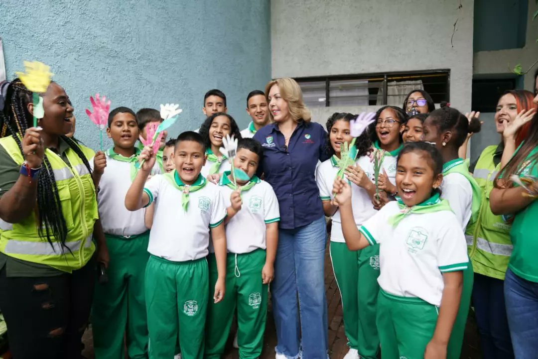 ClaraLuzRoldan's tweet photo. Estos muchachos de la Institución Educativa Hernando Navia Varón de la Comuna 12 de #Cali son unos pilos!!
Ellos mismos están creando conciencia ambiental en el barrio y en su comunidad, y los estamos instruyendo en buenas prácticas con nuestros #GestoresAmbientales 🌳♻️ https://t.co/xYRlyYNLvK