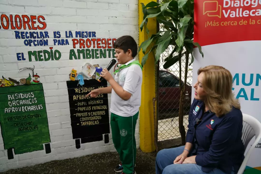 ClaraLuzRoldan's tweet photo. Estos muchachos de la Institución Educativa Hernando Navia Varón de la Comuna 12 de #Cali son unos pilos!!
Ellos mismos están creando conciencia ambiental en el barrio y en su comunidad, y los estamos instruyendo en buenas prácticas con nuestros #GestoresAmbientales 🌳♻️ https://t.co/xYRlyYNLvK