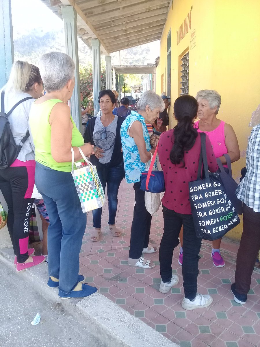 LilietGR's tweet photo. Intercambio con la población en la circunscripción 2 del municipio #Florencia, donde se aprecia la voluntad de la población de participar en las elecciones como muestra de la democracia de nuestro  sistema. #FlorenciaVaConTodos  #LatirAvileño #YoVotoXTodos https://t.co/qpoWy2Ht3h