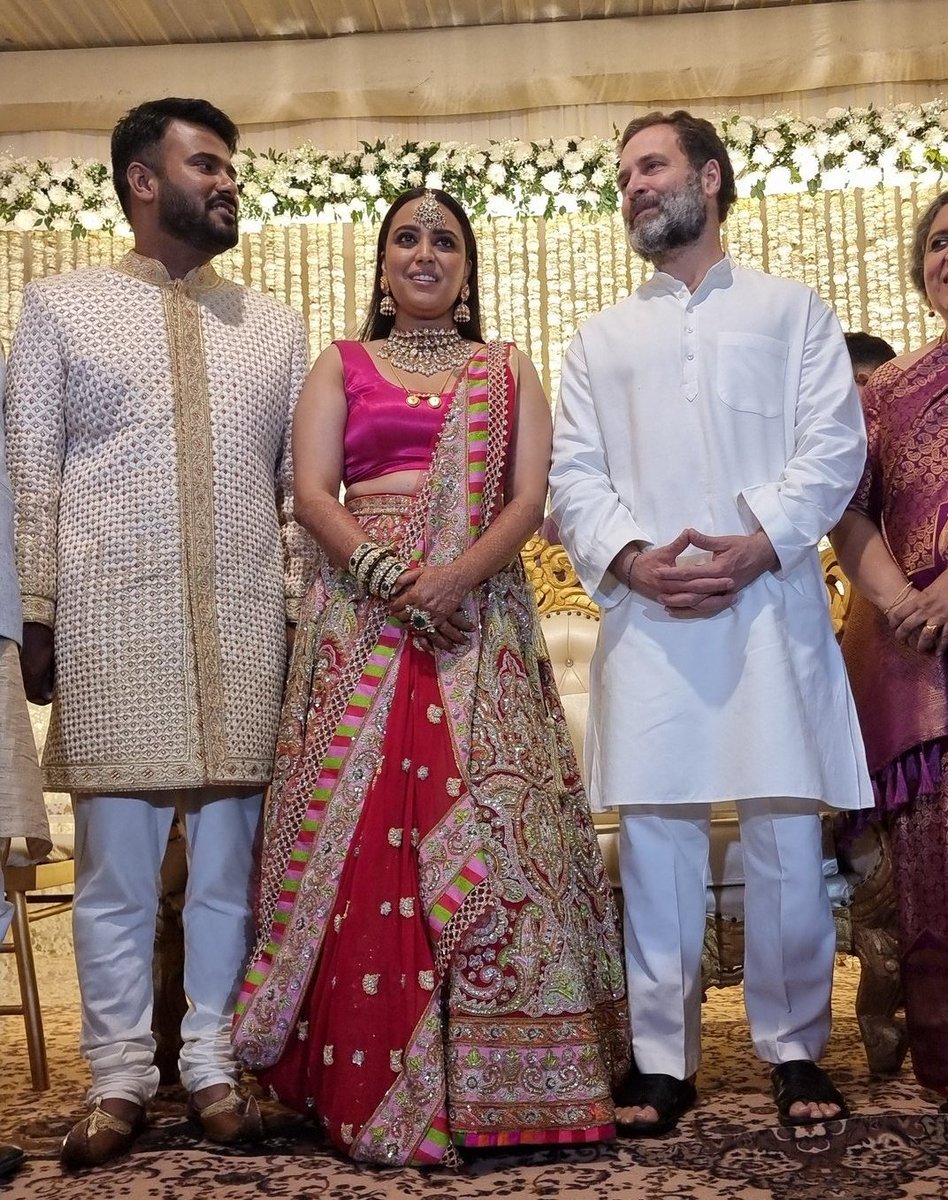 राहुल गांधी आज अभिनेत्री स्वरा भास्कर के शादी समारोह में शामिल हुए !
