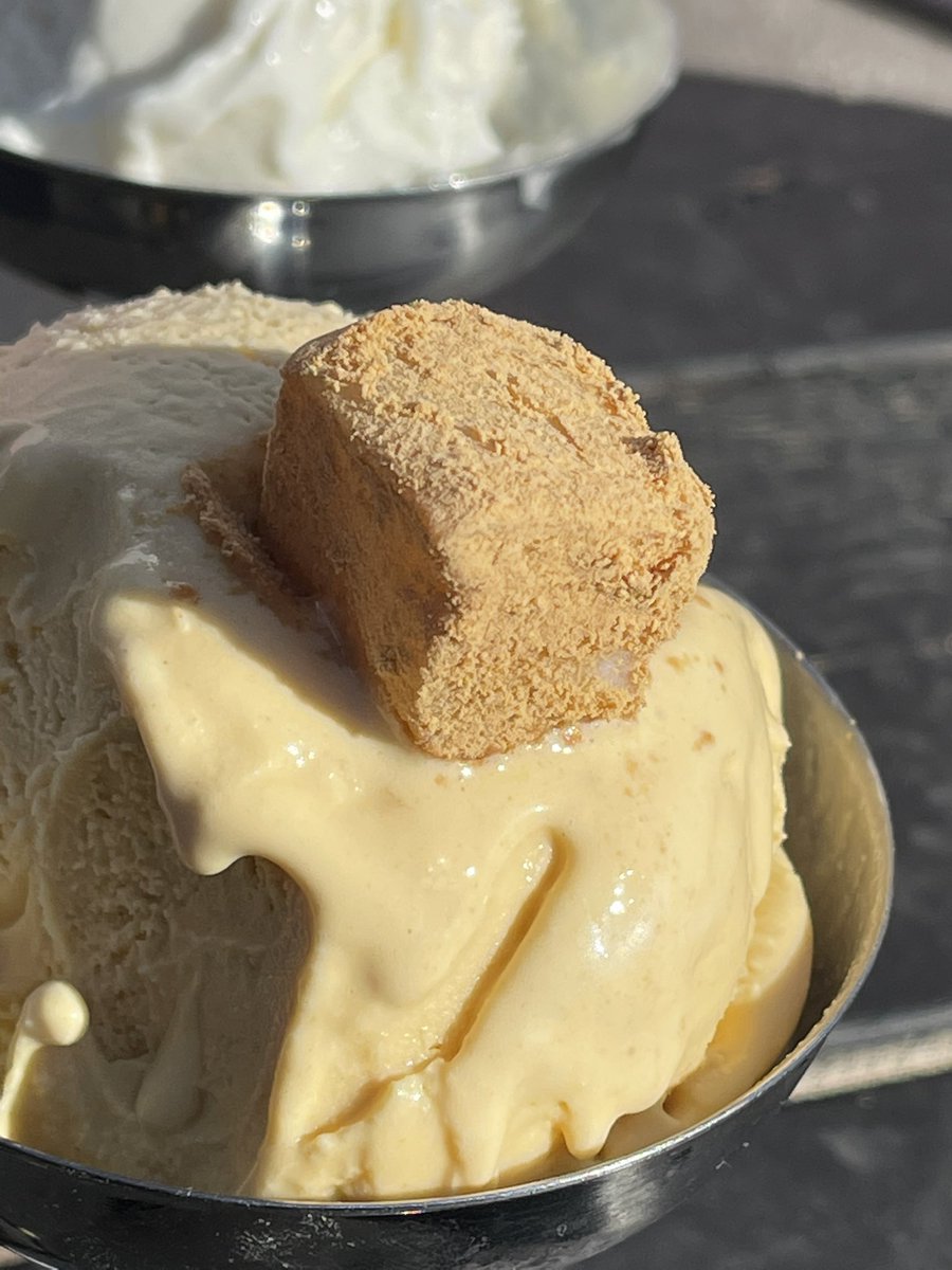 r_u_e_r_u_e_'s tweet photo. kinako (aka golden dust) ice cream from good gang is every Korean kid’s injeolmi dream manifested of picking out a rice cake at the checkout line at Galleria/HMart #torontofood #torontodesserts #torontoicecream #koreanfood https://t.co/VMRkQqCN3q