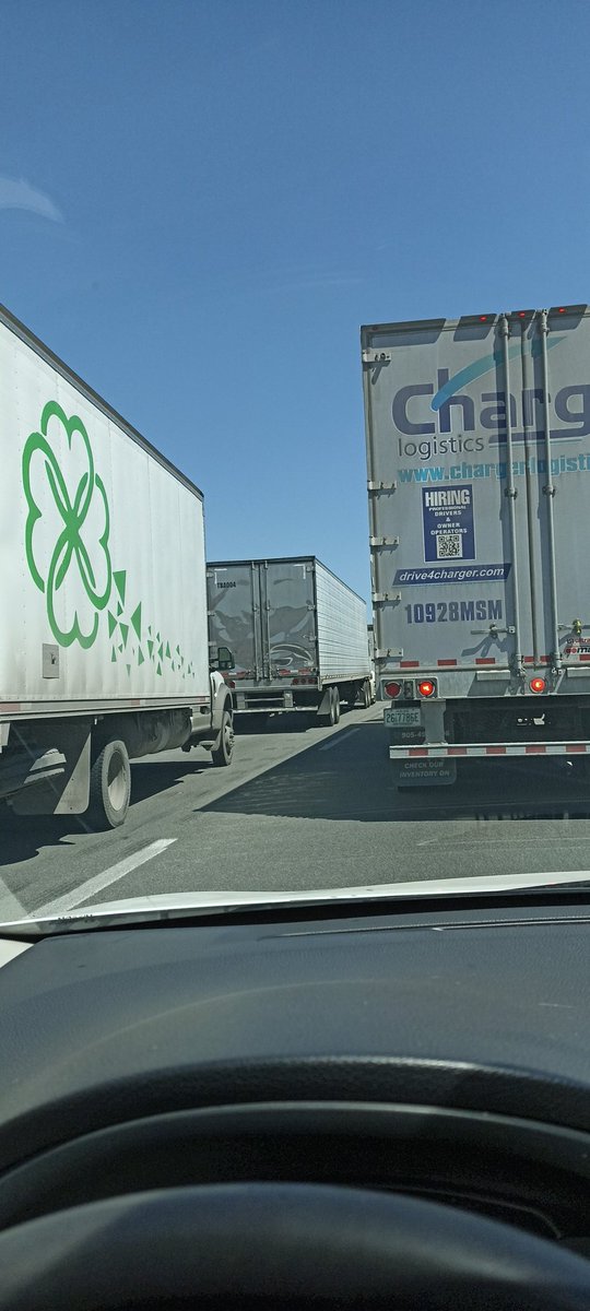 SamJh16's tweet photo. Carretera Saltillo - Monterrey a vuelta de rueda, alguien sabe por qué? https://t.co/QJKvmG2OAD