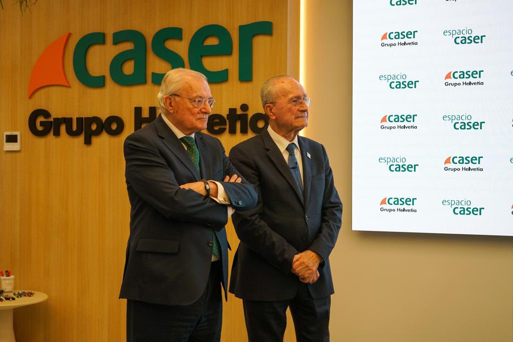El alcalde, <a href="/pacodelatorrep/">Paco de la Torre</a>, ha asistido esta tarde a la inauguración del Espacio Caser en Málaga, junto al director general de @caser, Ignacio Eyriès; y el presidente de <a href="/UnicajaBanco/">Unicaja</a>, Manuel Azuaga