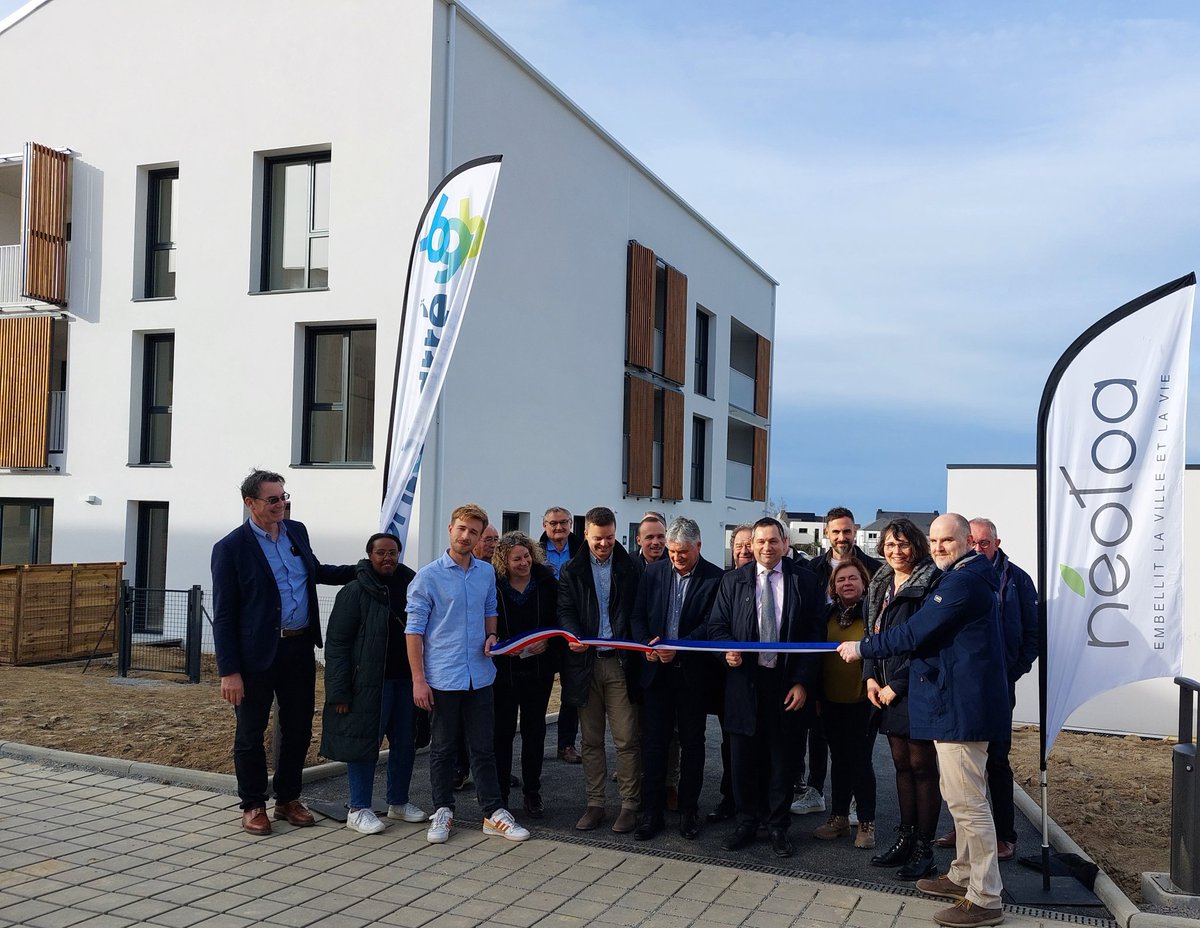 En direct de Bourgbarré... Les futurs locataires Néotoa reçoivent leurs clefs pour 30 logements neufs, au cours d'une cérémonie conviviale.