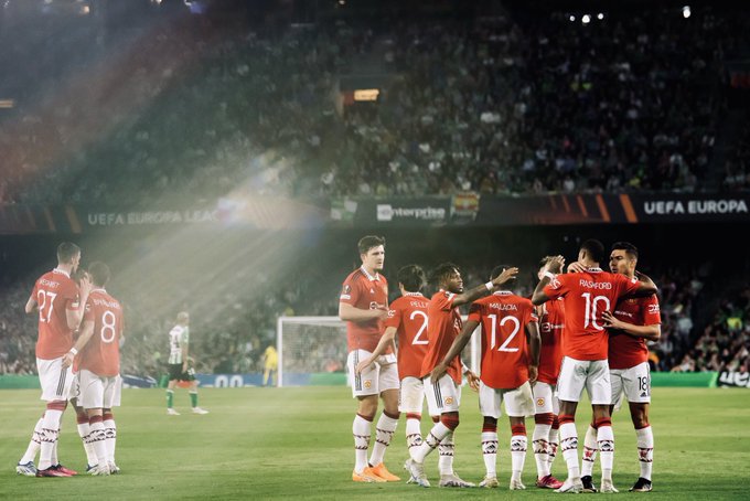 United’s players celebrate together after Rashford’s goal.