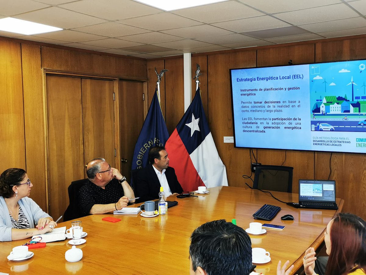 EnergiaValpo's tweet photo. En este contexto se reunieron la Seremi #ArifeMansur junto al Gobernador Regional @rmunda con el alcalde de @PuchuncaviMuni Marcos Morales, el Administrador Municipal y Encargada Medioambiente de Quintero para presentar programa #ComunaEnergética y detallar formas de desarrollo https://t.co/56xeVIAIna