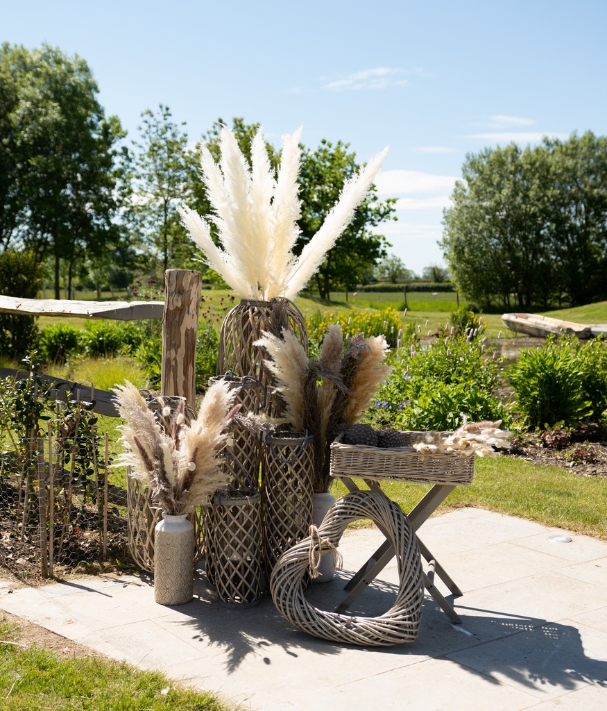 Do you ever get that feeling of content when you are  “home”, well I think you should get that feeling the minute you pull up on your drive! From plant pots to flowers and accessories make your outside as good as your inside, and with summer on its way you have no excuse!