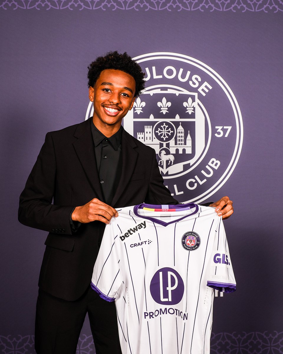 ToulouseFC's tweet photo. @equipedefrance Après Christian #Mawissa et Ylies #Aradj, un autre membre de la génération 2005 signe son #PremierContratPro ✍️
Un nouveau joueur qui fréquente les équipes du TéFéCé depuis la Pré Académie 💜
Le Club est fier de permettre à son jeune Pitchoun de signer professionnel ! https://t.co/AAqtvWOEGY