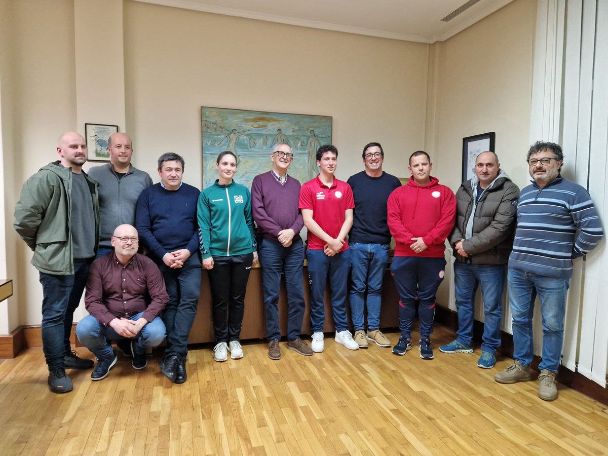 <a href="/EvencioFerreroR/">Evencio Ferrero</a>  vén de ofrecer unha recepción oficial a <a href="/balonmanxiria/">Escolas de Balonmán Xiria</a>, Premio Deporte Galego na categoría de xogo limpo, e a <a href="/grcolferai/">Gabriel Colferai</a> do <a href="/ClubSysca/">Club Sysca</a>, recoñecido como deportista de alto nivel.
Orgullo carballés 💪

Así foi o acto 🎥 youtube.com/watch?v=2zzqYB…