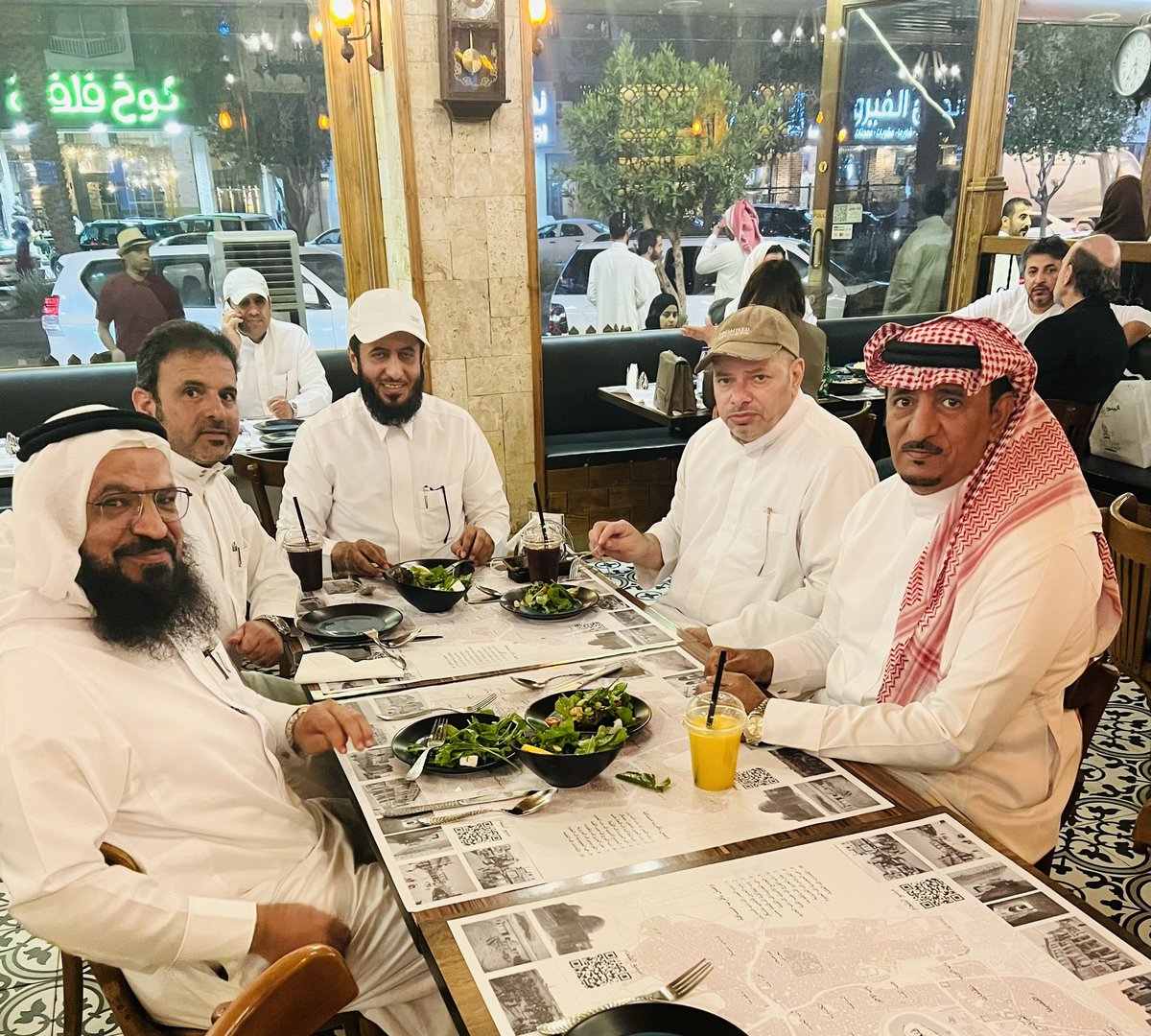 مجموعة من رجال الأعمال شركاء النجاح 
في ضيافة رجل الاعمال/ سعود عبدالعزيز الضويحي الشريف فالله يجود عليه و يكثرخيره. وشيخ جلستنا الليلة رجل الاعمال المحبوب / محمد بن جابر السهلي .