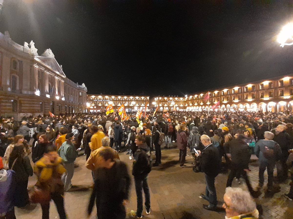 JeromeMonamy's tweet photo. Place du capitole à #Toulouse .
Le 49.3 ne passe pas.
On va gagner ensemble une vrai #ReformesDesRetraites .
Face au mépris de ce gouvernement, une réponse collective est possible.
#pcf31 https://t.co/4tYxwF3XwO