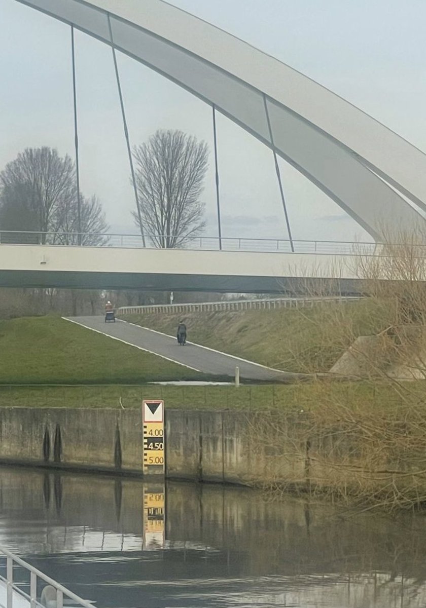 MauritsLinde's tweet photo. Nieuwe brug Ooigem/Desselgem (2022), hoogteschaal oud brug (5.60m). Nieuwe brug 7.00m. Onveilige situatie. 
@Vlaamsewaterweg #zeroincidents https://t.co/tSaILYsz6V