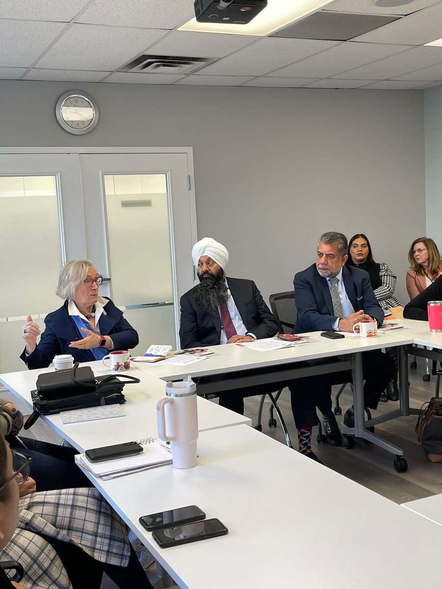 Thank you to my friend Hon. @Carolyn_Bennett for visiting #Surrey today. 

We met with @OptionsBC and engaged in discussion on the important work they do to empower individuals, support families and promote community health and wellness.