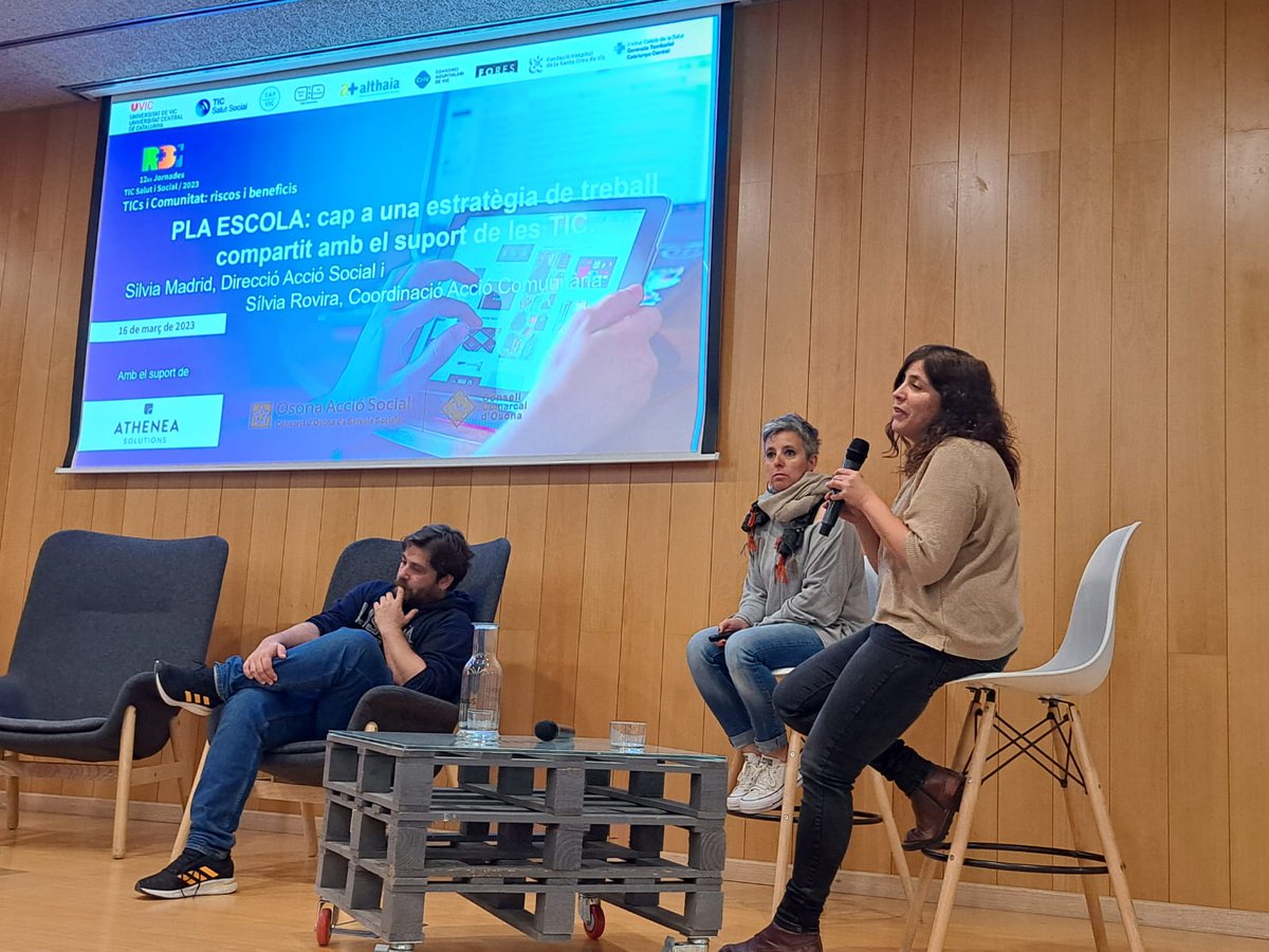 La Sílvia Rovira i la Sílvia Madrid d'@OsonaAccio presenten el projecte  de digitalització de la cartera d'acció social i el projecte d'atenció i treball compartit a les comissions socials comarcals a través de les TIC #fundacioticsalut #atenciointegrada #comissionssocials