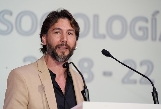 romeroreche's tweet photo. Se va uno uno rato del país y nombran a @EstrellaGualda Académica de Número de la Academia Iberoamericana de la Rábida, y premian a @JoseMorenoji, @CFernandaMartin, @Encarni_lc, @el_antinico, Olalla y Diego. ¿Qué más me he perdido? ¿Han nombrado Papa a alguien que conozca? https://t.co/frktlnmeMk