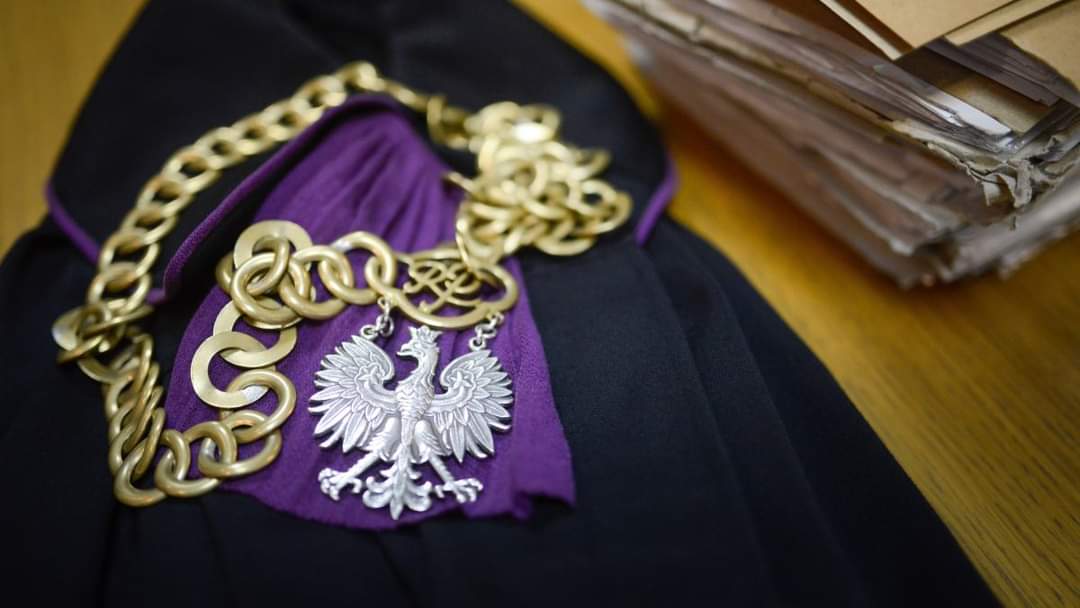 WojciechowskavH's tweet photo. Jutro o 14 Sąd Rejonowy dla Łodzi Śródmieścia rozstrzygnie czy mam być ukarana za ujawnienie, że były baron SLd obecnie radny KO po znajomości zasiedlił 210 m2 mieszkanie komunalne gdzie ma obniżony czynsz, oraz że jedna z jego fundacji ma poważne długi u miasta #Lodz #sld #PO https://t.co/BQp4orAdiH