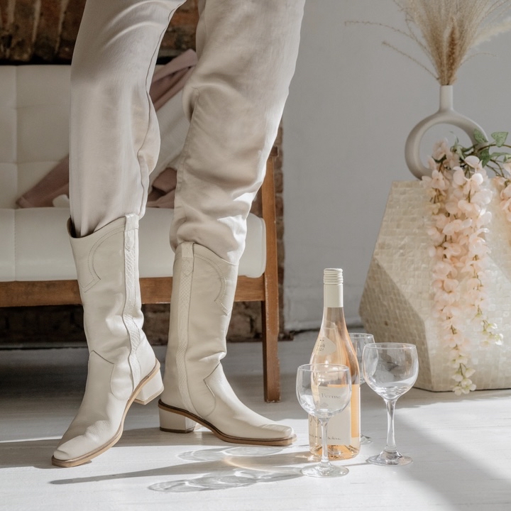 Whether you're relaxing with a glass of wine or setting out on your next adventure, these boots offer the ultimate combination of fashion and function.

#strutinstivali #functionalfashion #shoegoals #pinterestaesthetic #minimaloutfits