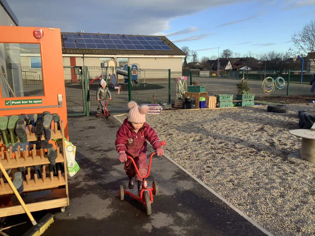 DanestoneN20's tweet photo. What a change in weather this afternoon, great fun was had in the nursery garden until it was time to go home. #outdorplay https://t.co/zie5XgPerz