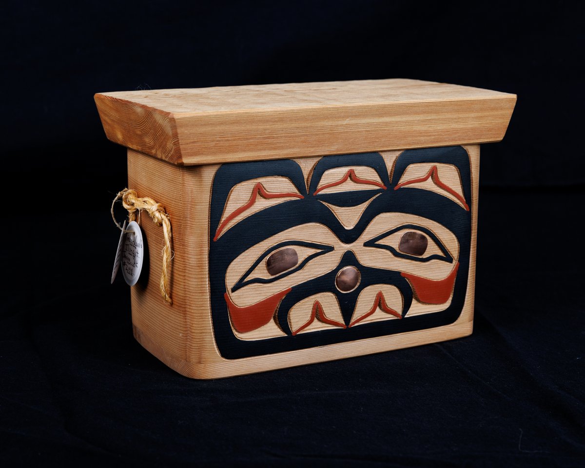 the_rivr's tweet photo. Bid on this captivating eagle bentwood box with copper accents crafted by Timber Vavalis at the silent Alaska Native Art Auction. Featuring a powerful design, you don’t want to miss this opportunity! Bid now ➡️ https://t.co/dmCCxxOC6n https://t.co/sJOjs2g5Tk