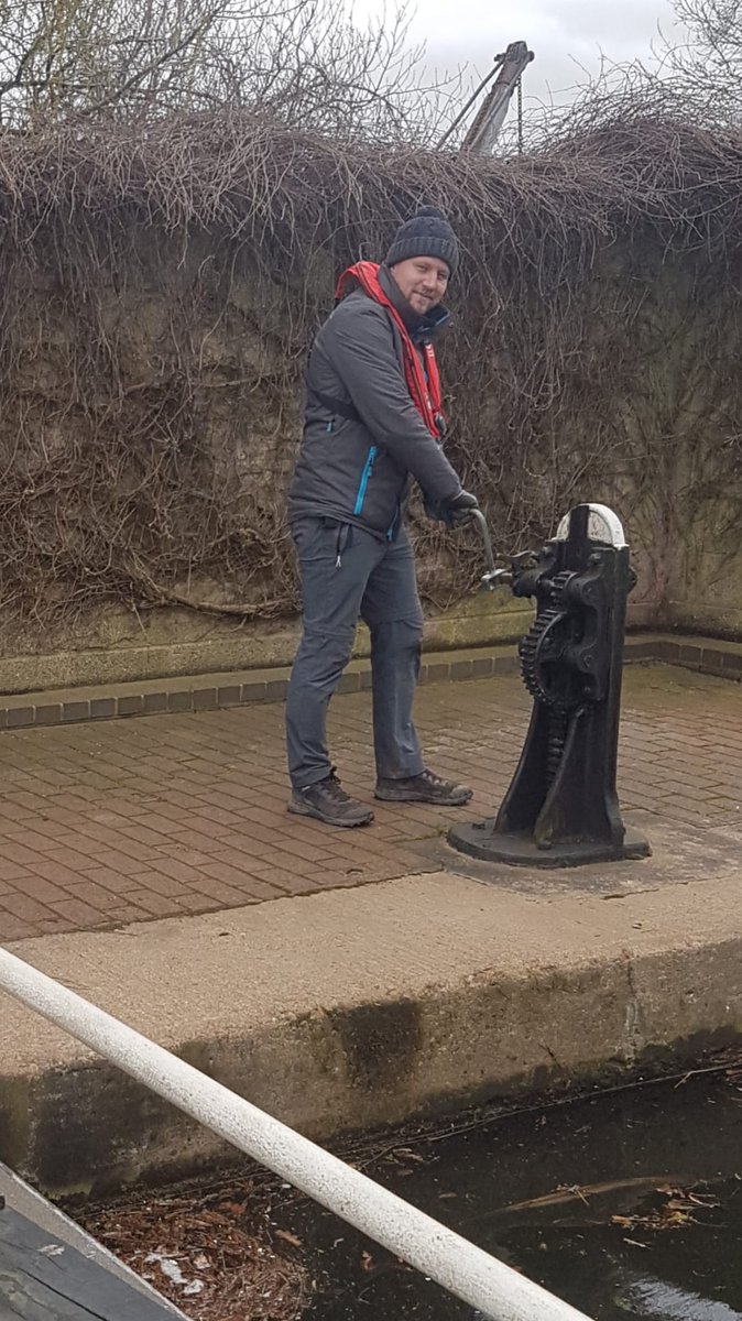 Ellie_WattonCRT's tweet photo. Fantastic work as always at #Gailey with #new #Volunteer #LockKeeper Ben assisting with helping his first #boat through the lock. #Welldone Ben & a huge thank you to Peter, John & Geoff for showing him the ropes 👏🏼 😃
@CRTWestMidlands
@CanalRiverTrust
#VolunteerByWater https://t.co/9vcl7nnYKq