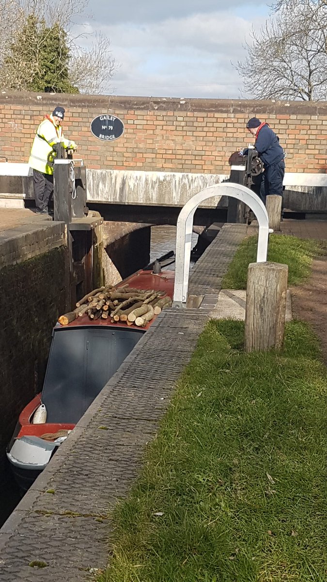 Ellie_WattonCRT's tweet photo. Fantastic work as always at #Gailey with #new #Volunteer #LockKeeper Ben assisting with helping his first #boat through the lock. #Welldone Ben & a huge thank you to Peter, John & Geoff for showing him the ropes 👏🏼 😃
@CRTWestMidlands
@CanalRiverTrust
#VolunteerByWater https://t.co/9vcl7nnYKq