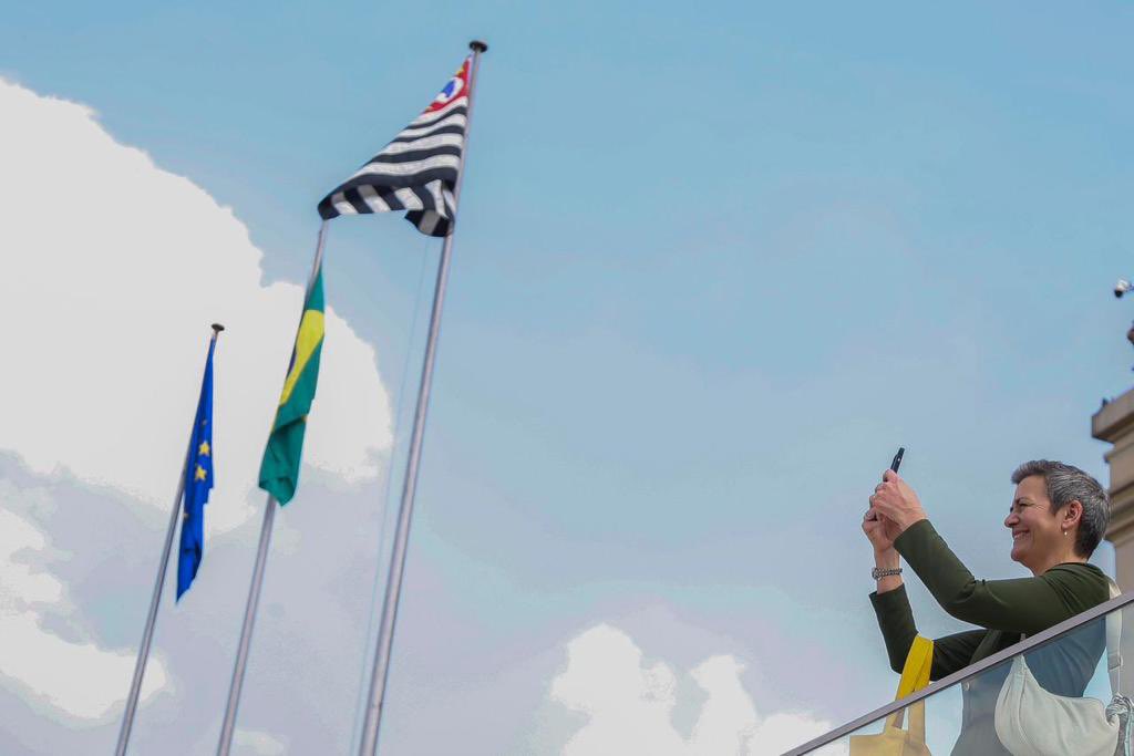 👋 Sao Paulo! 🇪🇺 is the largest foreign investor in 🇧🇷 and there is so much we can do together. Proud of the strong commitment of European &amp; Brazilian businesses joining forces to lead the #digital and #green transitions 🤝
<a href="/UEnoBrasil/">UE no Brasil</a> <a href="/Fiesp/">Fiesp</a> <a href="/tarcisiogdf/">Tarcísio Gomes de Freitas</a>