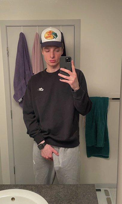 RT if u like when a guy wears grey sweats https://t.co/OGCbGfQbIz