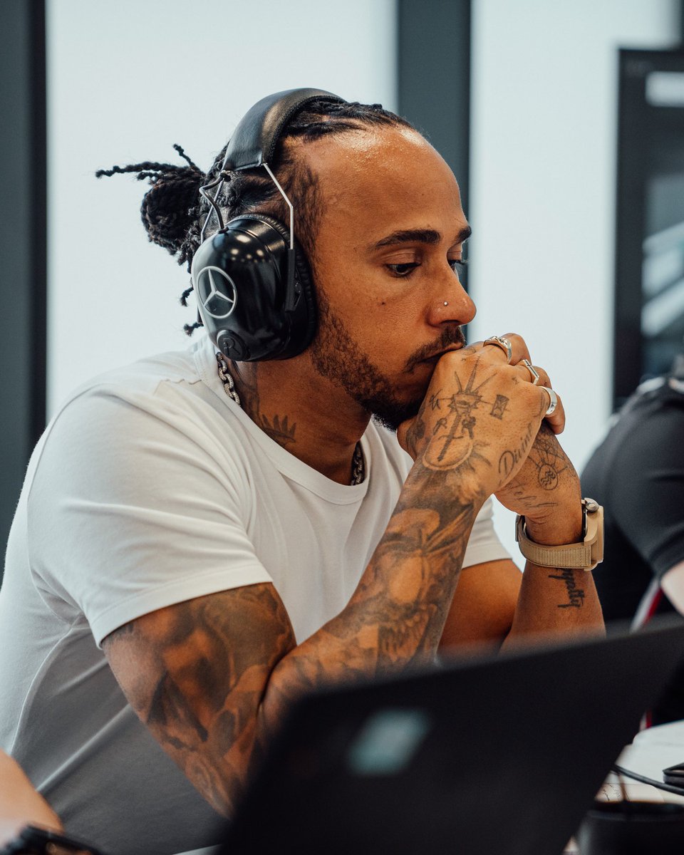 Team_LH's tweet photo. What is he looking at? Wrong answers only 👀❌

#TEAMLH https://t.co/gNDHPvW82B