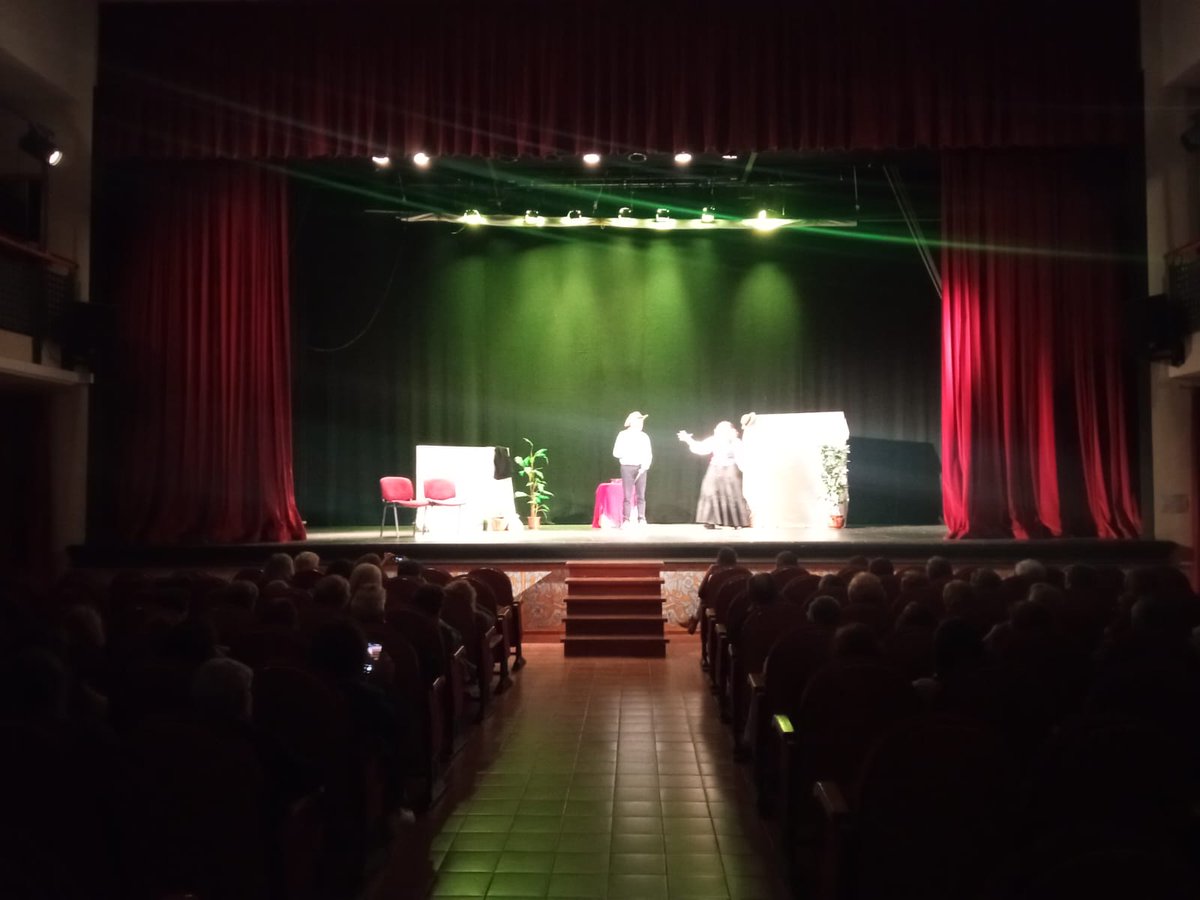 🎭 Así de bien lo pasamos hace unos días en #Nambroca con la obra teatral de 'Dos pícaras muy pícaras'. Un evento que lleva el sello de las artistas Elisa Espinosa, Laura Andrés y None Herrero 

#Teatro #Toledo #Improvisación