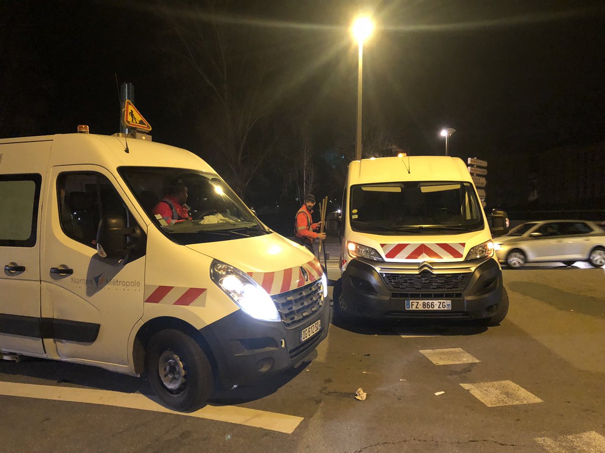 Une dizaine d’opérateurs d’astreinte de Nantes Metropole se déploient pour nettoyer les rues de l’hypercentre. Ils vont y passer la nuit #nantes