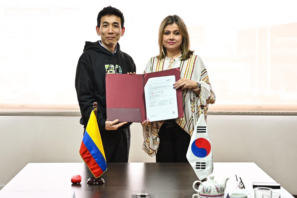 Educacionbogota's tweet photo. 🚀📝Durante tres meses, 80 estudiantes de dos colegios participarán en un pilotaje de uso de la plataforma Englisheye 4.0, gracias a la firma de un Memorando de Entendimiento con la empresa coreana #Visang.
👩🏫👨🏫https://t.co/0UvBw4aYgi https://t.co/nrIjluIJD4