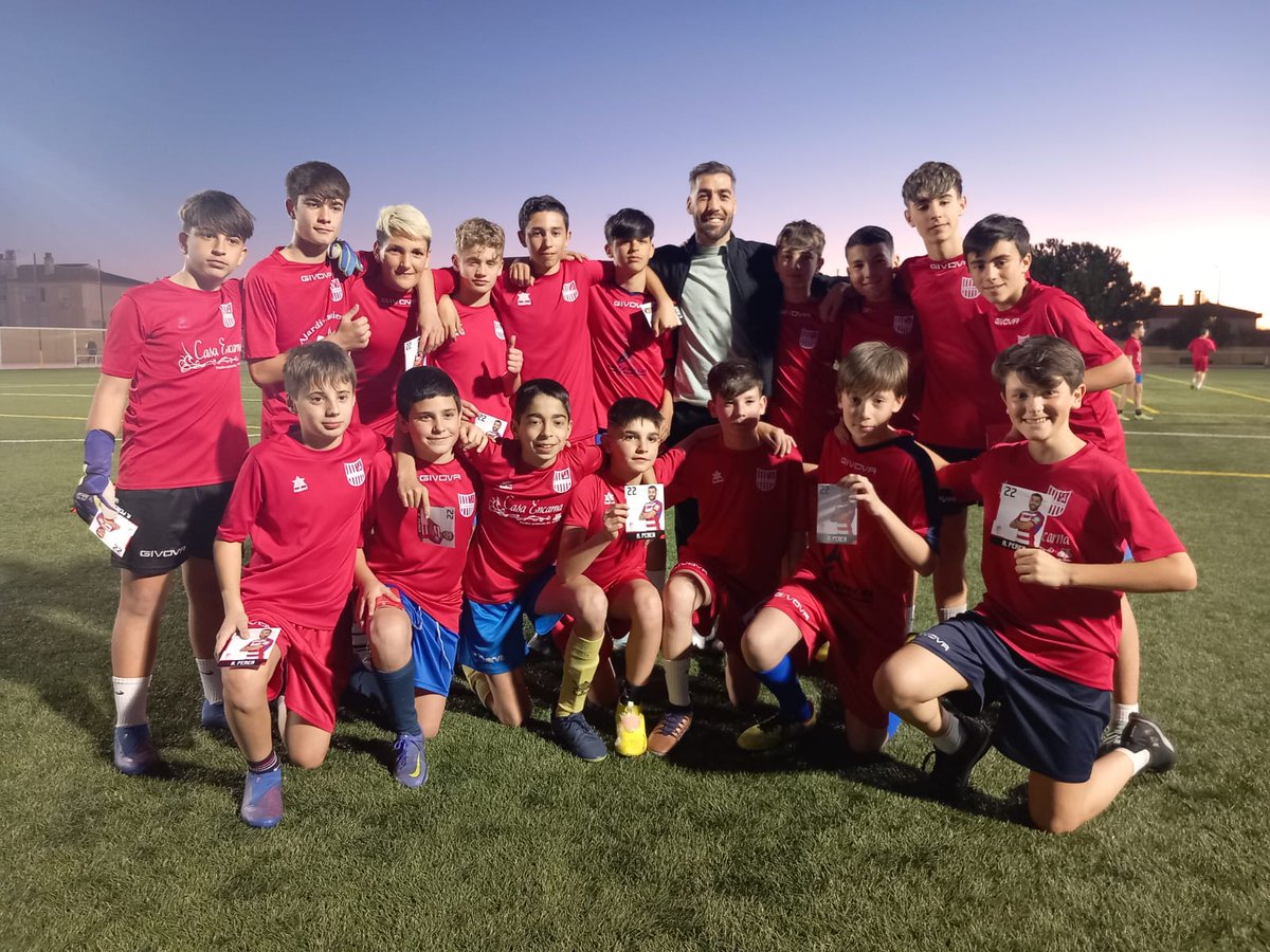 Atletico89CF's tweet photo. Alberto Perea, jugador del Granada, nos visitaba en los entrenamientos de nuestros Infantiles. Mil gracias #SomosEl89 #SomosValores https://t.co/VAAPAjlA5o