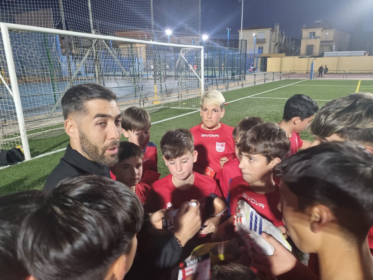 Atletico89CF's tweet photo. Alberto Perea, jugador del Granada, nos visitaba en los entrenamientos de nuestros Infantiles. Mil gracias #SomosEl89 #SomosValores https://t.co/VAAPAjlA5o