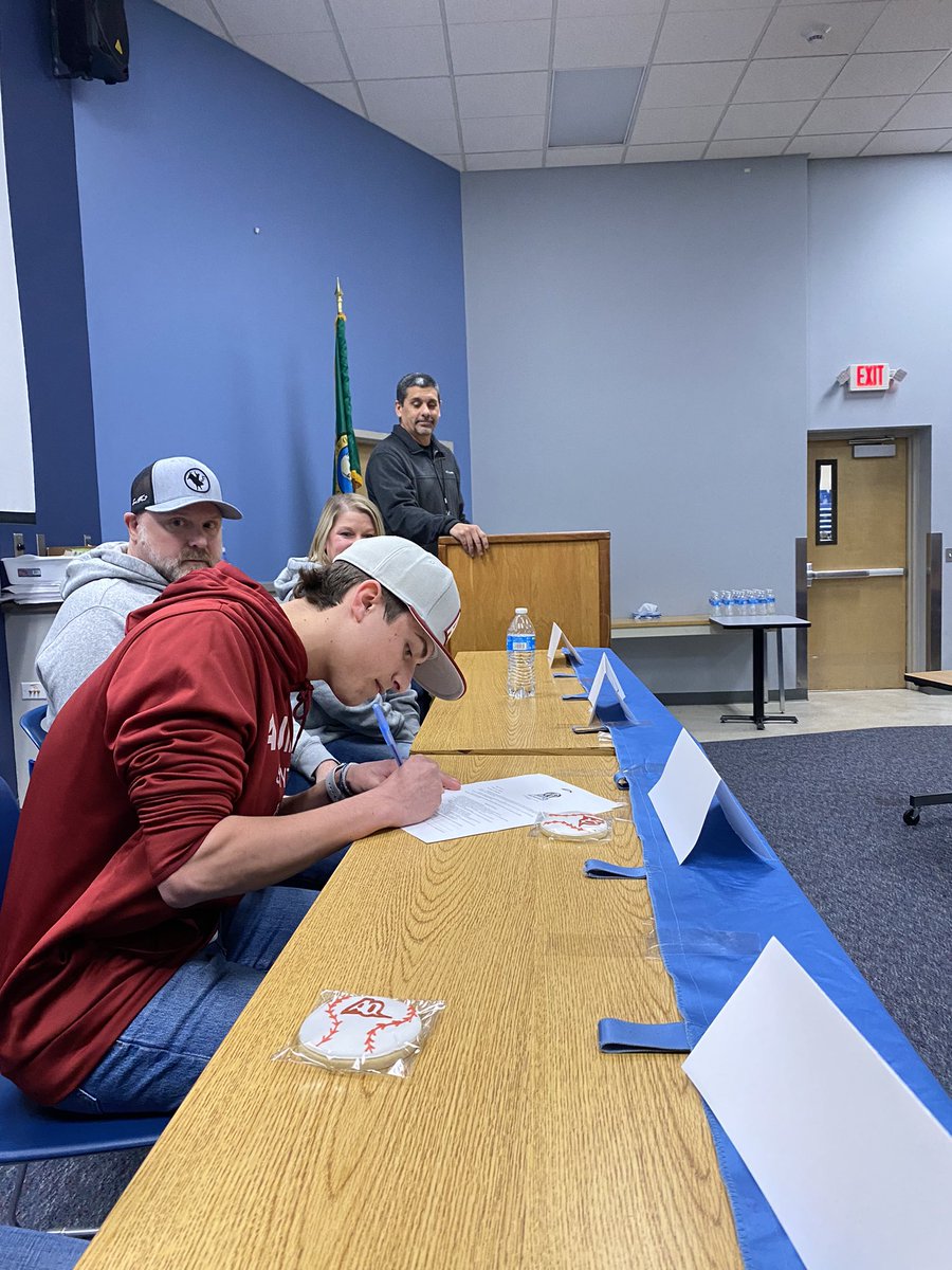 MMHSBaseball20's tweet photo. Congratulations to Kellen Desbiens on his commitment to play baseball next season at @AQBaseball. Go Monarchs! https://t.co/dCITpdgLQi