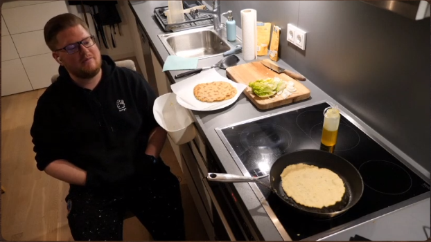 Gathwar's tweet photo. Peter hat einfach das Kochen revolutioniert.. #PietStream https://t.co/5EKDmXfN7J