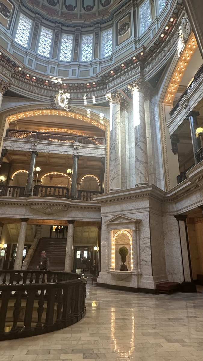 Next on the state Capitol nerd tour: the beautiful Jackson Mississippi statehouse 🌸 #MSleg