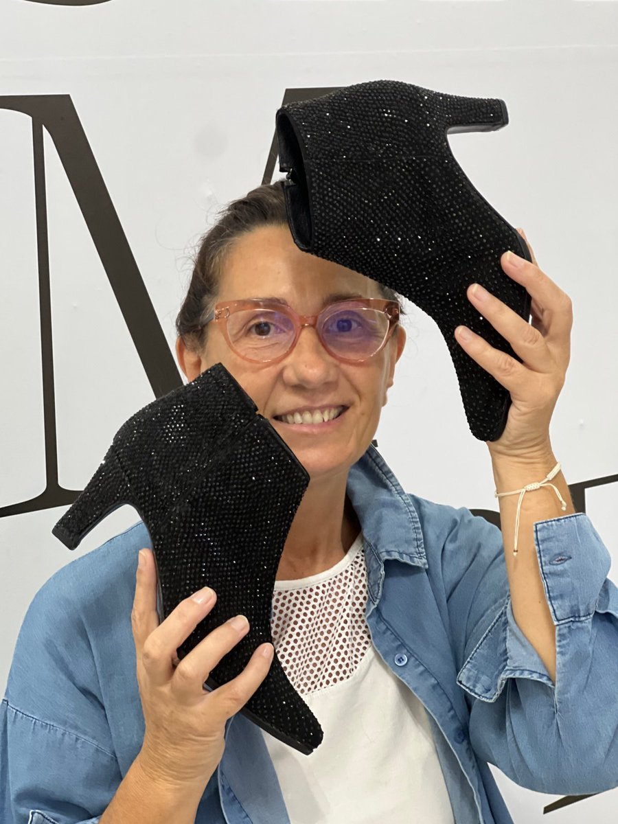 RumaZapatos's tweet photo. Botas con cristales austriacos @bluhendcrystals felices https://t.co/aZa3XrXuvy
