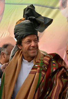 UsmanNarrates's tweet photo. تحریک انصاف اگر جسم ہے تو پشتون اس کا دل ہیں، ہم پنجابیوں کا جگر ہیں۔ وہ دن گئے جب ڈکٹیٹر کی پیداوار نواز شریف صرف الیکشنز جیتنے کی خاطر "جاگ پنجابی جاگ" کا نعرہ لگا کر اس ملک کو تقسیم کیا کرتا تھا۔
میں ایک پنجابی ہونے کے ناطے اپنے پشتون بھائیوں کا ساری زندگی صرف اس بات کا احسان ہی نہیں اتار سکتا کہ سب سے پہلے آپ پشتون عمران خان کو KP میں اقتدار میں لائے۔
ورنہ ہم پنجابیوں کو تو 20 سال خان کو صرف یہ سمجھانے میں لگ گئے کہ نواز، زرداری اندر سے بھائی بھائی ہیں اور عوام کے سامنے نورا کشتی کر رہے ہوتے ہیں۔