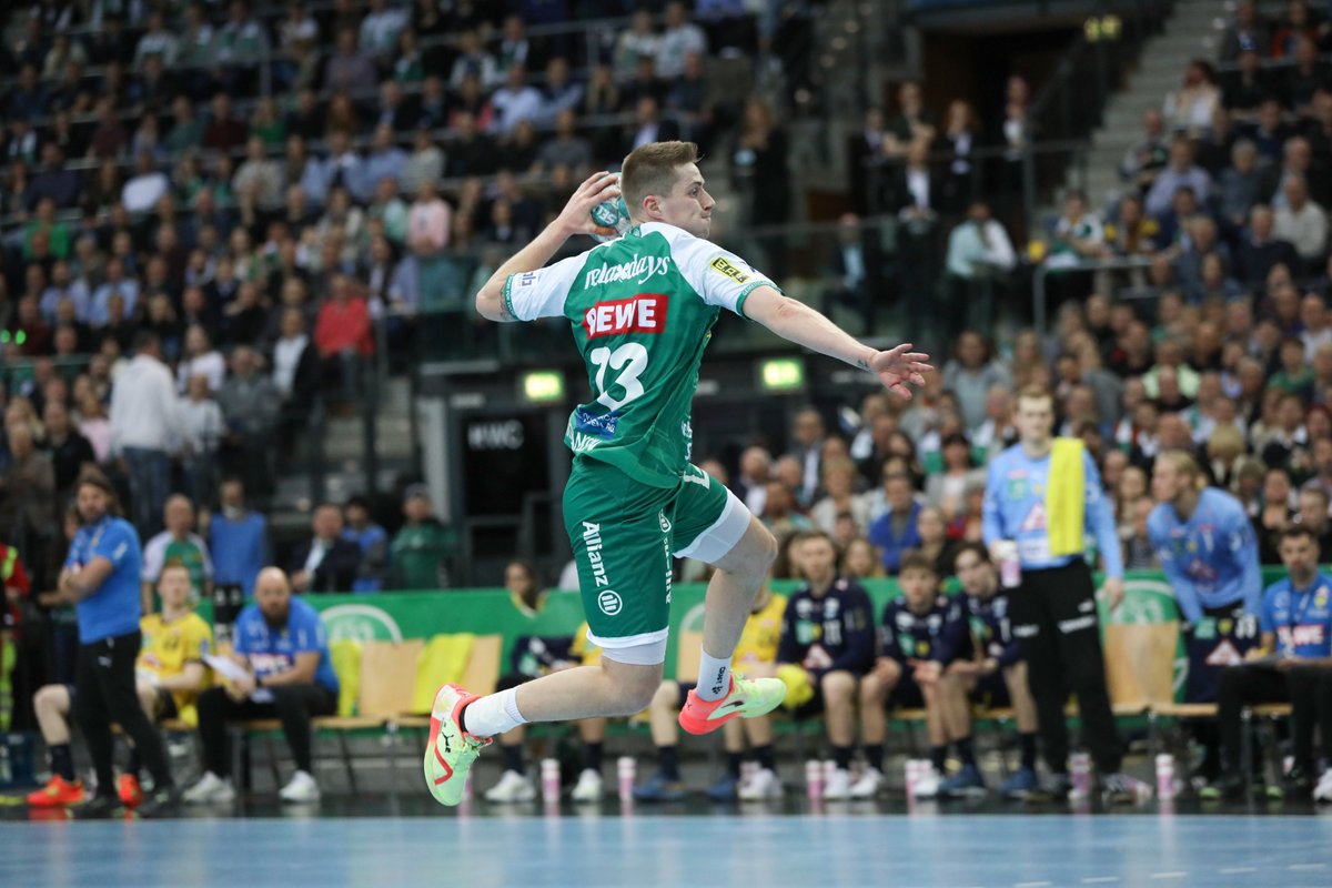 DHfK_Handball's tweet photo. HEIMSIEG!!!!
Der SC DHfK Leipzig stürzt auch den Tabellenführer @RNLoewen an einem furiosen Handballabend vor 5.466 Fans!
Viggó Kristjánsson knallt den Löwen beim 37:29-Sieg  11 Tore rein und Kristian Saeveras packt 18 Paraden aus! 💪
Was für ein geiles Handballfest! 🎉💚🍾 https://t.co/UWbPAGNVoy
