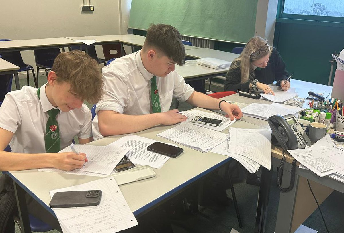 Sesiwn prysur ar ôl ysgol heno gyda Bl 11 a 12 yn adolygu am yr arholiadau ar y gorwel.

Busy sessions after school tonight with Year 11 and 12 revising for the upcoming exams.

Diolch <a href="/miss_mullock/">Miss Mullock</a>, Mrs Wade, Miss Morgan a @JPRGwynllyw

#dysguohyd
#alwayslearning 

#camerashy